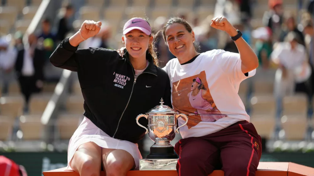 Russia's Mirra Andreeva, left, and her coach Conchita Martinez pose with the trophy after winning the final women's tennis match against Poland's Maja Chwalinska at the French Open in Paris, Saturday, June 6, 2026. (AP Photo/Aurelien Morissard)