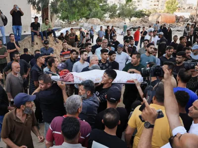  SENSITIVE MATERIAL. THIS IMAGE MAY OFFEND OR DISTURB  Mourners carry the body of a Palestinian, who was killed in an Israeli strike on a tent encampment, according to medics, in Gaza City June 6, 2026. REUTERS/Dawoud Abu Alkas