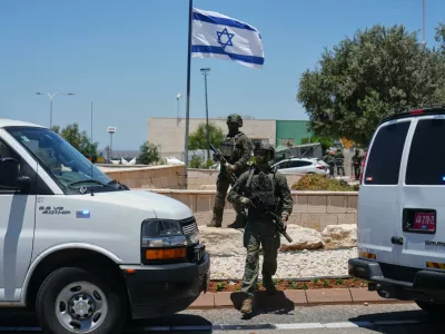 Israeli security forces are deployed at the scene of a shooting attack carried out by a Palestinian citizen of Israel near Tzur Yitzhak in central Israel, Sunday, June 7, 2026. (AP Photo/Ariel Schalit)
