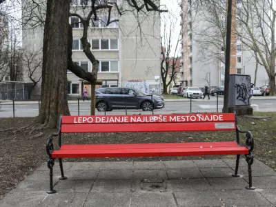 - 27.02.2023 - Vidovdanska cesta v Ljubljani - rdeča klopca solidarnosti pri igri&scaron;ču pred hotelom Park - projekt &raquo;Ljubljana, mesto solidarnosti&laquo; pod sloganom &raquo;Lepo dejanje najlep&scaron;e mesto najde&laquo; //FOTO: Jaka Gasar