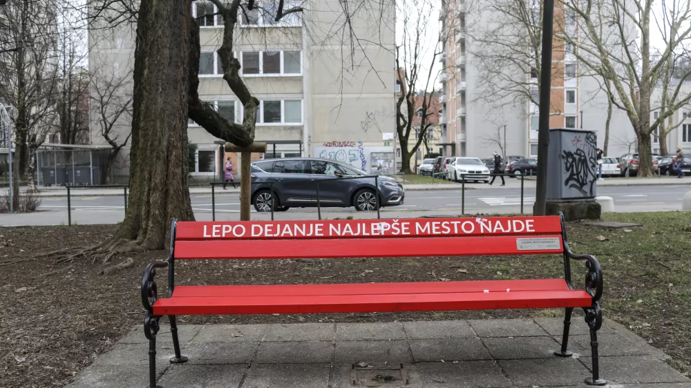 - 27.02.2023 - Vidovdanska cesta v Ljubljani - rdeča klopca solidarnosti pri igri&scaron;ču pred hotelom Park - projekt &raquo;Ljubljana, mesto solidarnosti&laquo; pod sloganom &raquo;Lepo dejanje najlep&scaron;e mesto najde&laquo; //FOTO: Jaka Gasar