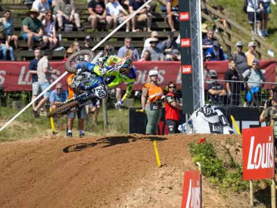 Tim Gajser v Nemčiji dirka kljub po&scaron;kodbi kolena. 