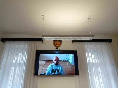 Pred nasilnim sinom se je branil s solzivcem