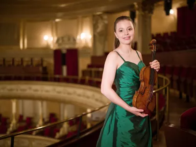 Mlada glasbenica z več kot tri stoletja staro violino