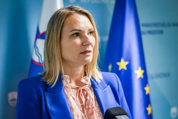 Ljubljana, ministrstvo za okolje in prostor.Izjava za medije ministrice za okolje in prostor Polone Rifelj po primopredaji poslov.
