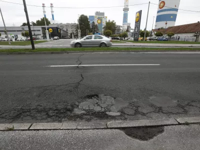 07.10.2024 - Zalo&scaron;ka cesta v slabem stanju - luknje na cesti - FOTO: Luka Cjuha