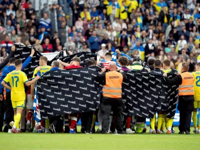 Soccer Football - International Friendly - Denmark v Ukraine - Odense, Denmark - June 7, 2026 Players and staff shield Denmark's Christian Eriksen as he leaves the pitch for medical attention after he collapsed during the match Bo Amstrup/Ritzau Scanpix via REUTERS   ATTENTION EDITORS - THIS IMAGE WAS PROVIDED BY A THIRD PARTY. DENMARK OUT. NO COMMERCIAL OR EDITORIAL SALES IN DENMARK.   TPX IMAGES OF THE DAY