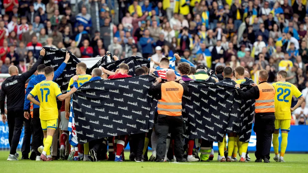 Soccer Football - International Friendly - Denmark v Ukraine - Odense, Denmark - June 7, 2026 Players and staff shield Denmark's Christian Eriksen as he leaves the pitch for medical attention after he collapsed during the match Bo Amstrup/Ritzau Scanpix via REUTERS   ATTENTION EDITORS - THIS IMAGE WAS PROVIDED BY A THIRD PARTY. DENMARK OUT. NO COMMERCIAL OR EDITORIAL SALES IN DENMARK.   TPX IMAGES OF THE DAY