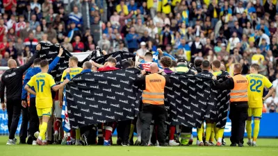 Soccer Football - International Friendly - Denmark v Ukraine - Odense, Denmark - June 7, 2026 Players and staff shield Denmark's Christian Eriksen as he leaves the pitch for medical attention after he collapsed during the match Bo Amstrup/Ritzau Scanpix via REUTERS   ATTENTION EDITORS - THIS IMAGE WAS PROVIDED BY A THIRD PARTY. DENMARK OUT. NO COMMERCIAL OR EDITORIAL SALES IN DENMARK.   TPX IMAGES OF THE DAY