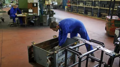 proizvodnja hala - podjetje Kovinoplastika Lož d.d., industrija kovinskih in plastičnih izdelkov d.d., - uprava družbe je mimo sindikatov brez ustreznih pojasnil za četrtino znižala avgustovske plače - zaradi padca naročil je zaskrbljenih približno 800 delavcev - //FOTO: Jaka Gasar