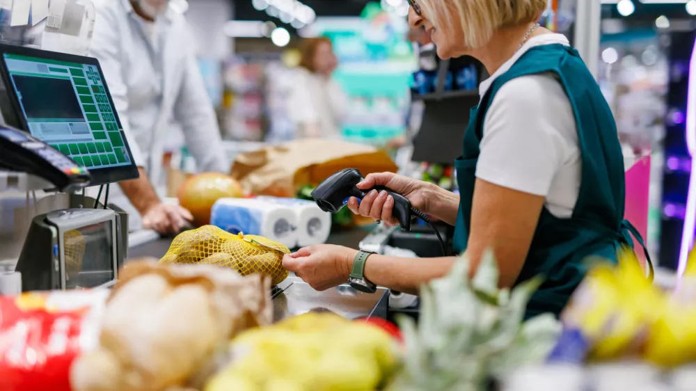 Ko pridemo na blagajno, je pametno upo&scaron;tevati bonton. / Foto: Istock