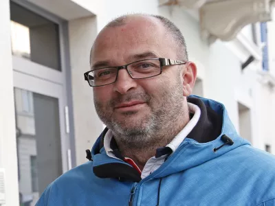 Sebastjan Jeretič, svetovalec koprskega župana Borisa Popoviča in urednik portala eKoper.si, - 7.10.2013 - Zbor za pristani&scaron;če - primorska vstajni&scaron;ka skup&scaron;čina o Luki Koper - govorili o drugem tiru, administrativnih ovirah pri poglabljanju morskega dna, sodelovanju med pristani&scaron;čem in lokalno skupnostjo ter dosedanjem slabem upravljanje pristani&scaron;ča.  //FOTO: Luka Cjuha 