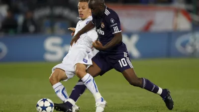 Real Madrid's Lassana Diarra, right, is challenged by Auxerre's Captain Benoit Pedretti during their Champions League soccer match at L'Abbe Deschamps stadium in Auxerre, central France, Tuesday, Sept. 28, 2010. (AP Photo/Francois Mori)