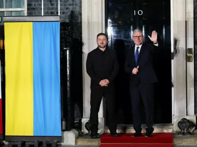 British Prime Minister Keir Starmer waves next to Ukrainian President Volodymyr Zelenskiy at 10 Downing Street, following the meeting with French President Emmanuel Macron and German Chancellor Friedrich Merz, in London, Britain, June 7, 2026. REUTERS/Isabel Infantes