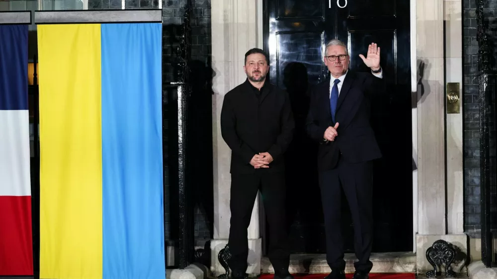 British Prime Minister Keir Starmer waves next to Ukrainian President Volodymyr Zelenskiy at 10 Downing Street, following the meeting with French President Emmanuel Macron and German Chancellor Friedrich Merz, in London, Britain, June 7, 2026. REUTERS/Isabel Infantes