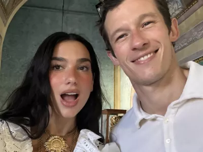 Dua Lipa in Callum Turner sta se poročila na civilni poroki v Londonu, poročno praznovanje pa sta imela v Palermu. F instagram Calluma Turnerja