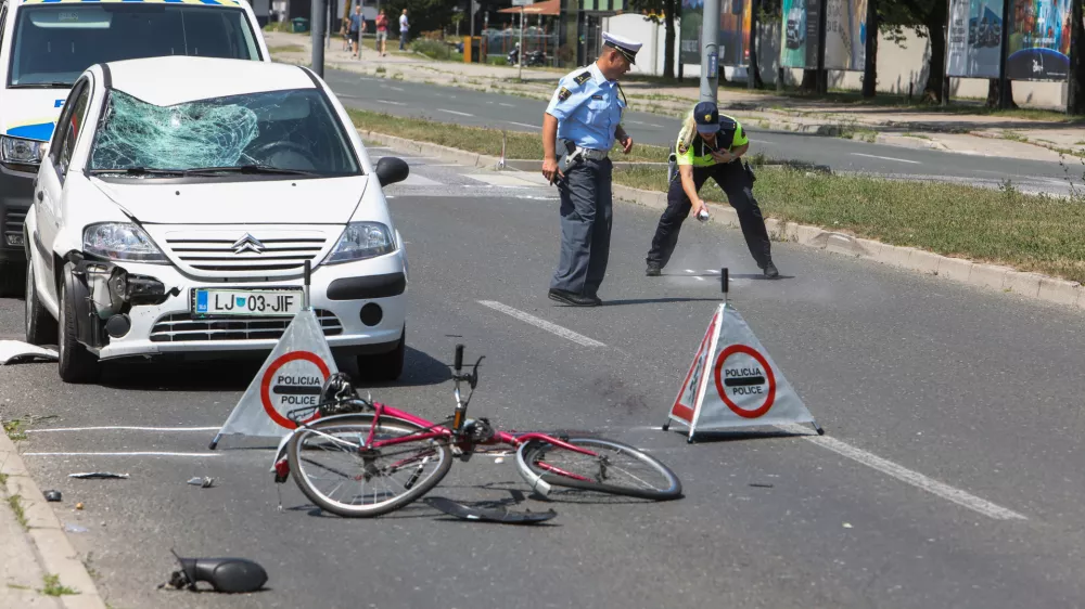 21.06.2022. - Prometna nesreča s smrtnim izidom na &Scaron;martinski cesti v Ljubljani - 30-letnik zapeljal v rdečo, kolesarka umrla na kraju //FOTO: Bojan Velikonja