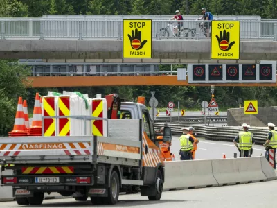 Police officers and Asfinag employees stand at the closed toll station on the Brenner highway. Due to a demonstration on the Brenner highway, the most important traffic connection between Germany and Italy is almost completely blocked in both directions.