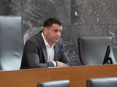 Ljubljana, DZ.Izredna seja DZ, na kateri so med drugim po nujnem postopku odlocali o noveli zakona o drzavni upravi ter glasovali o odlocitvi kolegija, da se predloga sprememb zakona o delovnih razmerjih in zakona o lokalnih volitvah obravnavata po skrajsanem postopku.Predsednik DZ Zoran Stevanovic.
