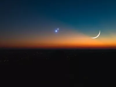 Konjunkcija Saturna, Jupitra in Lune.