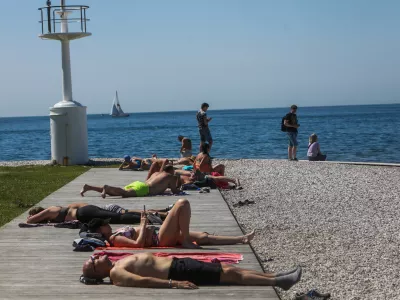 - 29.04.2024. Sončenje na mestni plaži v Izoli.- Turizem, kožni rak,  //FOTO: Bojan Velikonja