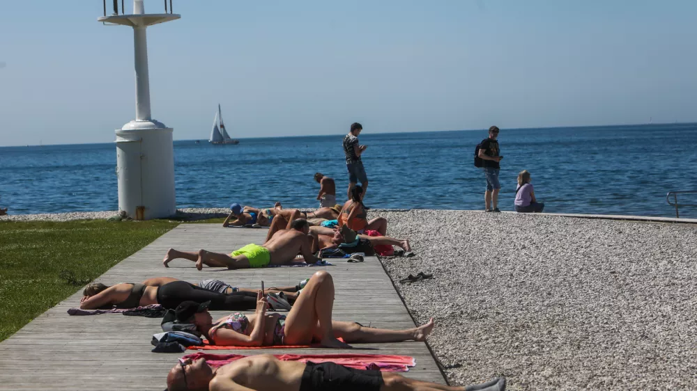 - 29.04.2024. Sončenje na mestni plaži v Izoli.- Turizem, kožni rak,  //FOTO: Bojan Velikonja