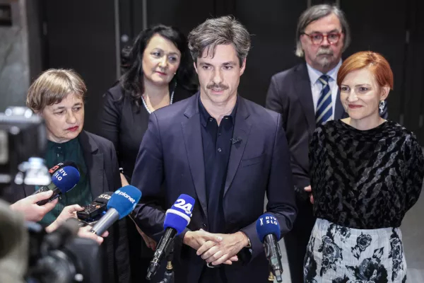 stranka Levica - Tina Brecelj, Asta Vrečko, Vlado &Scaron;ega, Nata&scaron;a Sukič, Luka Mesec- 10.04.2026 - ustanovna seja novega sklica DZ, ki jo je sklicala predsednica republike Nata&scaron;a Pirc Musar; seja se je začela z imenovanjem predsednika in podpredsednika mandatno-volilne komisije, sledila je prekinitev, pol ure po prekinitvi pa se je začela seja mandatno-volilne komisije DZ za pripravo druge točke dnevnega reda; v nadaljevanju seje DZ so potrjevali mandate poslancem in volili predsednika DZ//FOTO: Jaka Gasar
