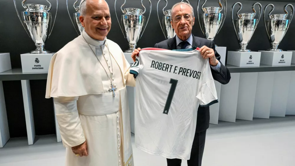 Pope Leo XIV meets with Real Madrid president Florentino Perez, during a meeting with the diocesan community at the Santiago Bernabeu Stadium, in Madrid, Spain, June 8, 2026. Elisabetta Trevisan/Vatican Media/&shy;Handout via REUTERS ATTENTION EDITORS - THIS IMAGE WAS PROVIDED BY A THIRD PARTY.