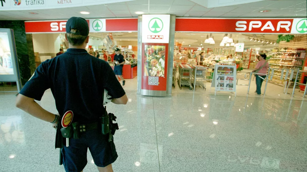trgovina Spar Kapitelj, policist