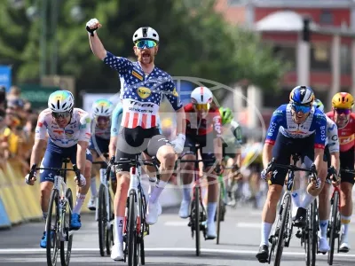 Tour Auvergne - Rhone-Alpes 2026 Stage 4 MONTROND-LES-BAINS, FRANCE - JUNE 10: Simmons Quinn USA of Lidl - Trek wins, second place for Fisher-Black Finn NZL of Red Bull - BORA - Hansgrohe, third place for Vercher Matteo FRA of TotalEnergies during stage 4 of the 78th edition of Tour Auvergne - Rhone-Alpes an UCI World Tour 2.UWT cycling road race stage for Men Elite of 167.4 km with start in Le Puy-en-Velay and finish in Montrond-les-Bains on June 10, 2026 in Montrond-les-Bains, France, 10/06/2026 Motordriver Guy De Vuyst - Montrond-les-Bains France Copyright: xVincentxKalutx,Fotografija: 1109307045, Licenca: Rights-managed, Omejitve: PUBLICATIONxNOTxINxFRAxBEL, Izdaja modela: no 