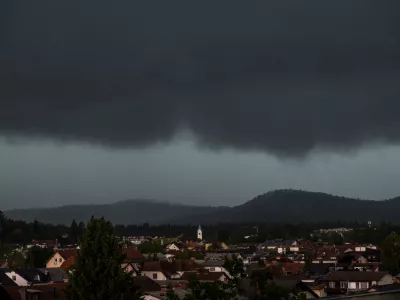 - močni sunki vetra,- močni nalivi -- nevihtni pas - nevihte -- slovenska cerkev- RKC  - 25.07.2023 &ndash; vreme - oranžno opozorilo za celotno Slovenijo &ndash; klimatske spremembe - podnebje - //FOTO: Nik Erik Neubauer