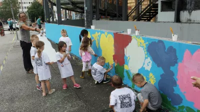 - 27.06.2023 &ndash; Metelkova mesto - PIECE OF CAKE v sklopu SLAF, tretjič - Otroci vrtca Vodmat iz skupine Krtki so ustvarjali svoj mural osredotočen na za&scaron;čito čebel v urbanem okolju. - grafitarska delavnica -//FOTO: Tomaž Skale