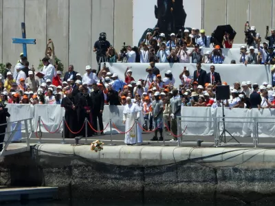 Pope Leo XIV makes a floral offering to migrants lost at sea at the dock of the Port of Arguineguin in Gran Canaria, Spain, June 11, 2026. REUTERS/Elena Rodriguez