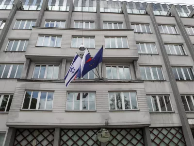 - izraelska, slovenska in evropska zastava na poslopju slovenske vlade - 15.05.2021 &ndash; Vlada Republike Slovenije - izobe&scaron;ena zastava Izraela na pročelju poslopja vlade v znak solidarnosti z Izraelom - Gregorčičeva ulica //FOTO: LUKA CJUHA.