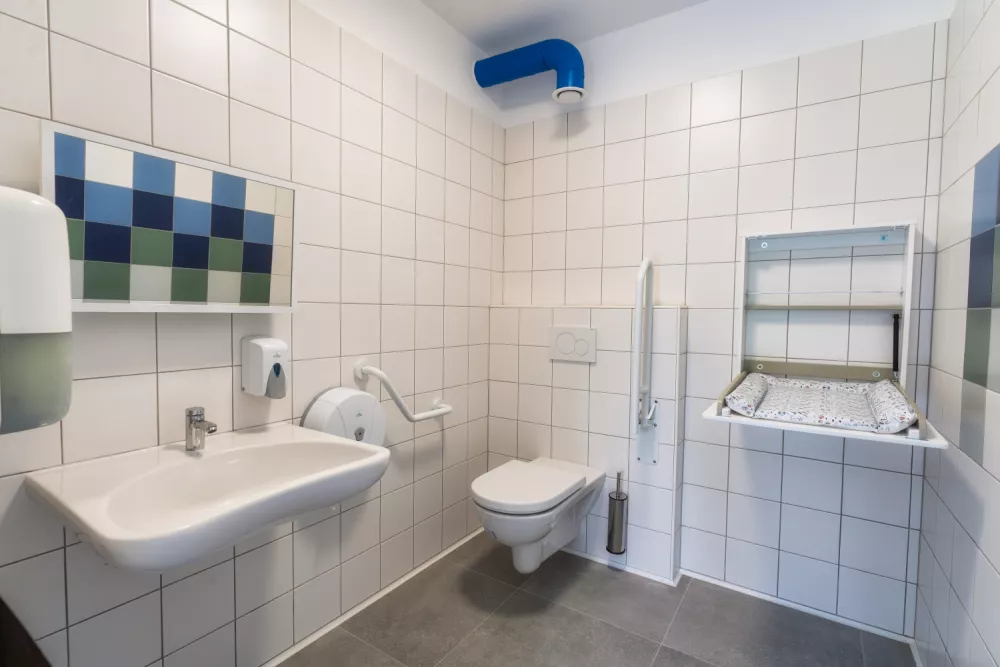 Pred začetkom leto&scaron;nje sezone je občina uspe&scaron;no zaključila celovito prenovo bazenskih sanitarij. Foto: Občina Kamnik