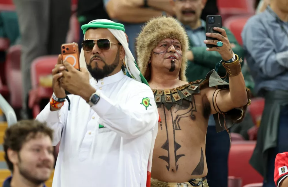 Soccer Football - FIFA World Cup 2026 - Group A - South Korea v Czech Republic - Estadio Guadalajara, Guadalajara, Mexico - June 11, 2026 Fans hold up their phones in the stands before the match REUTERS/Paul Childs / Foto: Paul Childs