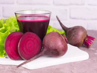 Fresh healthy beet juice in a glass on a white background. / Foto: Olivka888 Getty Images