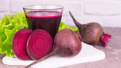 Fresh healthy beet juice in a glass on a white background. / Foto: Olivka888 Getty Images