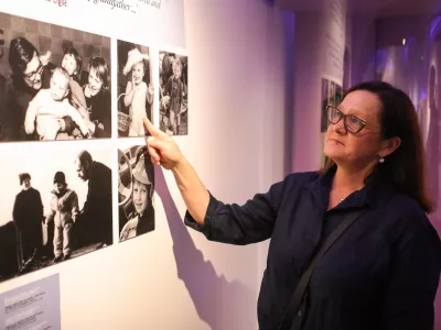 Vesna Ciglič, vnukinja fotoreporterja Marjana Cigliča, na razstavi v Muzeju novej&scaron;e in sodobne zgodovine.&nbsp;