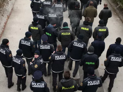- simbolična fotografija - 10.12.2015 - Policijska stavka - Policisti, ki stavkajo že od 18.novembra so se zopet zbrali pred vlado in parlamentom na protestnem shodu, s katerim želijo javnosti in predvsem vladi pokazati, da so enotni in odločeni vztrajati pri uveljavitvi zapisanih zavez, med drugim povečanje plač za 35 odstotkov in izplačilo presežnih ur, hkrati pa opozorili na neurejen status in neustrezno opremo - protestni shod - ///FOTO: Luka Cjuha