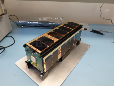 Satelit Trisat R, ki so ga izdelali na Fakulteti za elektroteniko, računalni&scaron;tvo in infrormatiko v Mariboru, je drugi slovenski nanosatelit v vesolju