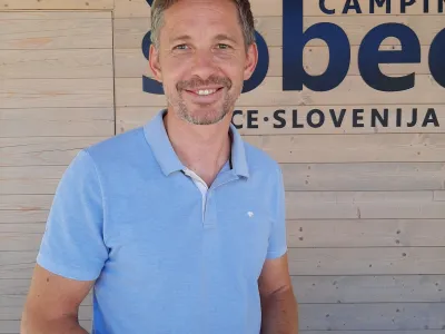 Uro&scaron; Ambrožič, direktor Kampa &Scaron;obec:&nbsp;&raquo;Letos imamo velike težave zaradi visokih temperatur, pomanjkanja dežja in posledične su&scaron;e, zaradi katere ne moremo menjati vode v bajerju, saj ni pretoka, kot bi si ga želeli. Voda, ki je sicer neoporečna za kopanje, kar dokazujejo redne analize, ima letos namesto običajnih 22 kar 25 stopinj Celzija.&laquo;