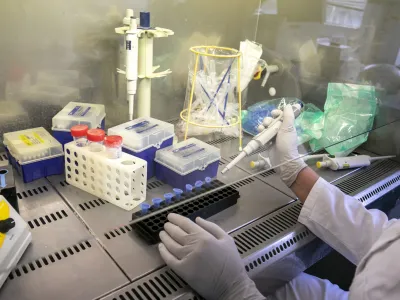 V slovenskem zdravstvu za zdaj niso zaznali različice deltrakron. Mogoče je sicer, da doslej zgolj ni bila zajeta v analiziranih vzorcih.

F Matjaž Ru&scaron;t R