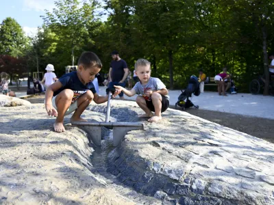 - prenovljeno igri&scaron;če ob ribniku v Tivoliju, - 30.07.2022 &ndash; otro&scaron;ka igri&scaron;ča v Ljubljani &ndash; igrala na vročem soncu -