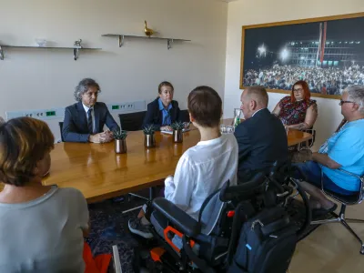 -02.08.2022 &ndash; srečanje predsednika vlade Roberta Goloba s predstavniki Nacionalnega sveta invalidskih organizacij Slovenije (NSIOS), s katerimi je spregovoril o izbolj&scaron;avah položaja invalidov v družbi;  //FOTO: Luka Cjuha