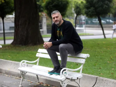 Glasbenik Damir Imamović je svoje znanje o sevdalinkah strnil v knjigi, ki je v slovenskem prevodu iz&scaron;la pri založbi Sanje.
Foto: Tomaž Skale&nbsp;