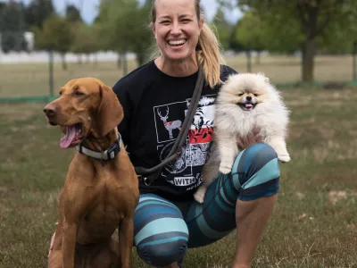 Pasja in&scaron;truktorica Sa&scaron;a Mulej pravi, da so pasji parki v mestih dobra praksa, da so psi tam lahko nemoteno spu&scaron;čeni, vendar pa so v Ljubljani premajhni, zato se predvsem večji psi v njih ne morejo razgibati. Foto: Nik Erik Neubauer