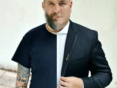 Neandertalčeva pi&scaron;čal je glasbeno naravnana predstava s sapo jemajočimi animacijami, v kateri sta ustvarjalne moči prvič združila Bo&scaron;tjan in Žiga X Gombač. Pod režijo se podpisuje Ivana Djilas. F Peter Uhan