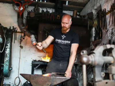 Lenart Perko v svoji kovačnici izdeluje nože po principu stare kova&scaron;ke tehnike.