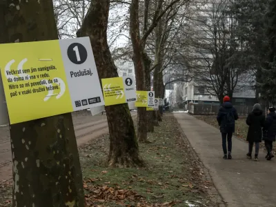 simbolična fotografija - nasilje v druini - nasije nad enskami- 17.01.2022  drutvo za nenasilno komunikacijo - plakati pred FDV  //FOTO: Luka Cjuha.